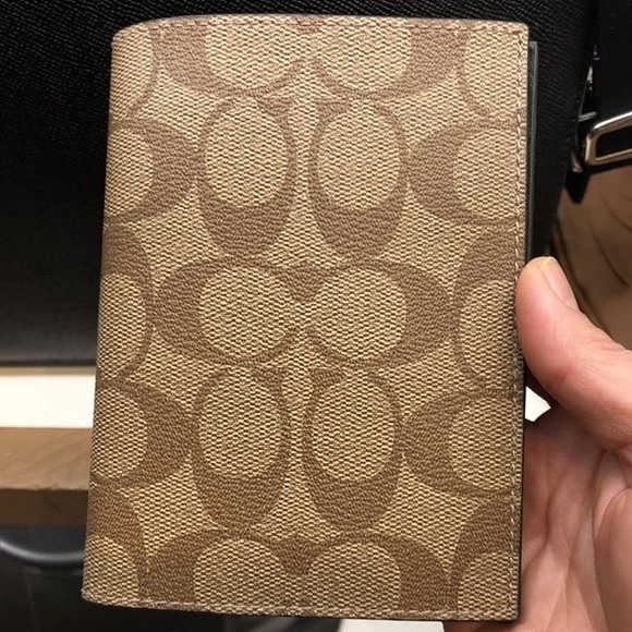 🍀 Coach Passport case in signature F93518 - Picture 2 of 2